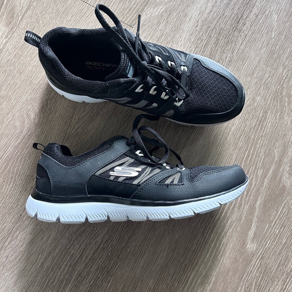 Skechers Women's Summits - New World - Size 8.5 - Black/White